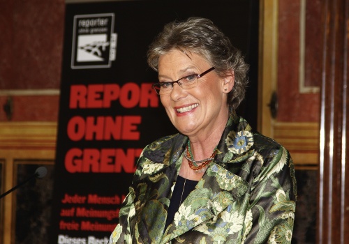 Präsidentin Reporter ohne Grenzen Österreich Rubina Möhring am Rednerpult. 