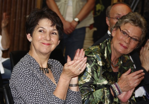 v.li. Barbara Prammer und die Präsidentin Reporter ohne Grenzen Österreich Rubina Möhring applaudieren.