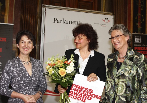 v.li. Barbara Prammer, Preisträgerin Svetlana Ivanova Batalova und die Präsidentin Reporter ohne Grenzen Österreich Rubina Möhring.