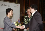 v.li. Barbara Prammer und die Präsidentin Reporter ohne Grenzen Österreich Rubina Möhring gratulieren dem Preisträger Ovidiu-Mihai Vanghele.