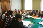 Aufmerksame Veranstaltungsteilnehmer (Schüler) simulieren eine Ausschusssitzung.