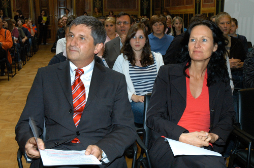 Blick in Richtung Veranstaltungsteilnehmer - v.li. Michael Spindelegger, Eva Glawischnig-Piesczek.