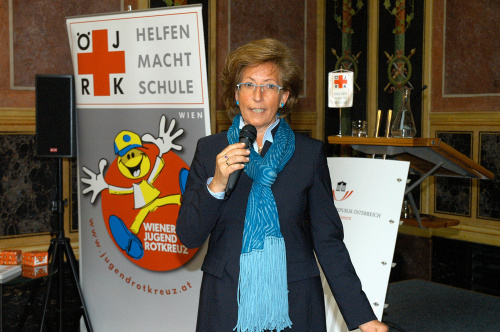 Landesgeschäftsführerin des Wiener Jugendrotkreuzes Christine Lorenz am Mikrofon.