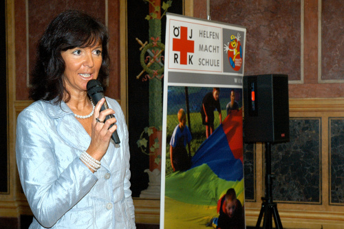 BSI Ulrike Mangl, Landesleiterstellvertreterin des Jugendrotkreuzes Wien, am Mikrofon.