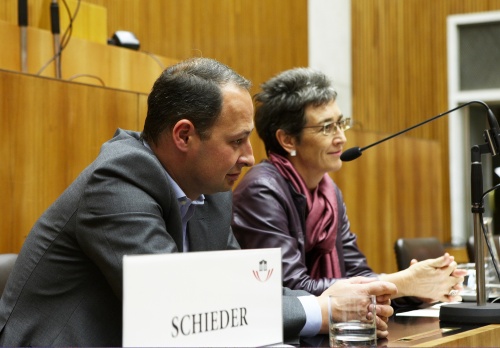 v.li. Andreas Schieder und Ulrike Lunacek am Podium.