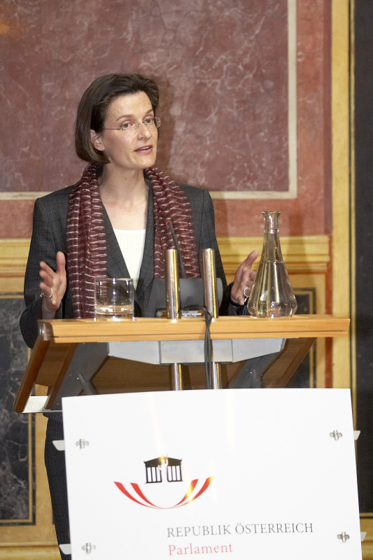 Prof. Pascale Cancik von der Universität Osnabrück am Rednerpult.