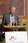 Theo Öhlinger von der Universität Wien am Rednerpult.