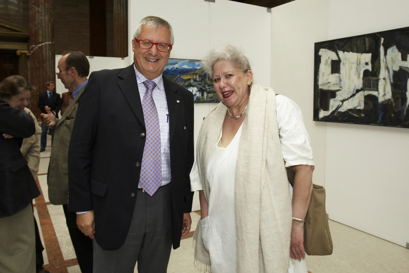 v.li. ein Veranstaltungsteilnehmer im Gespräch mit der Künstlerin Chryseldis Hofer-Mitterer.