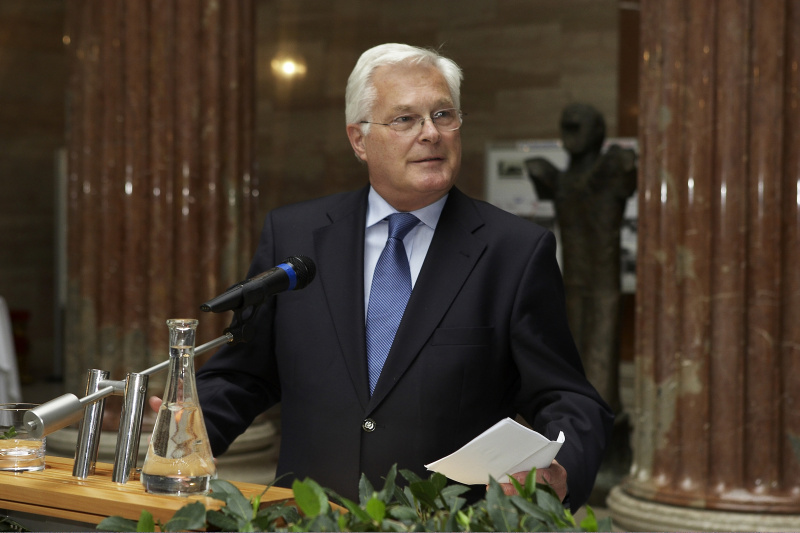 Ehem. Direktor des Tiroler Landesmuseums Ferdinandeum Gert Amman am Rednerpult.