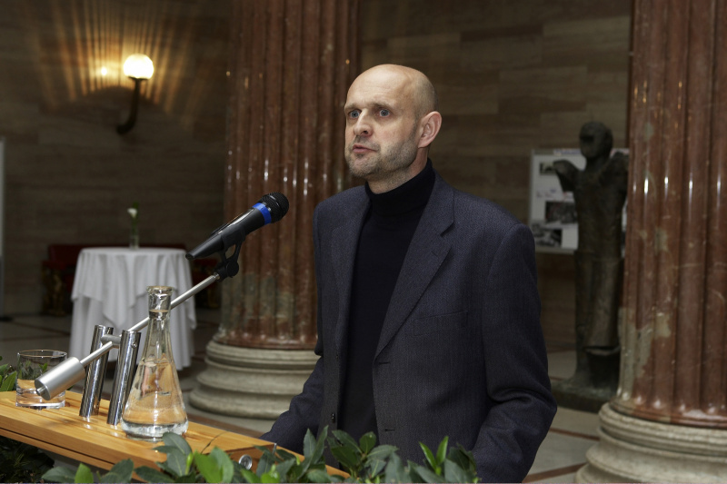 Kurator Hannes Niederlechner am Rednerpult.