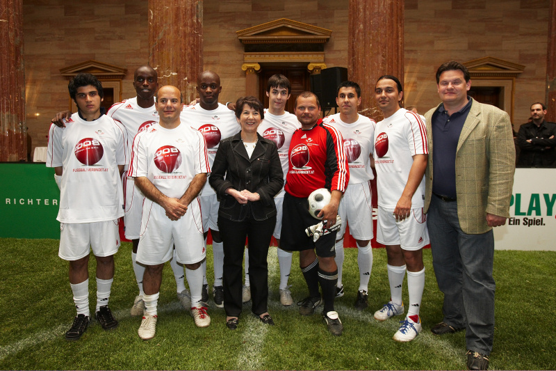 v.li. Spieler, Barbara Prammer, Spieler.