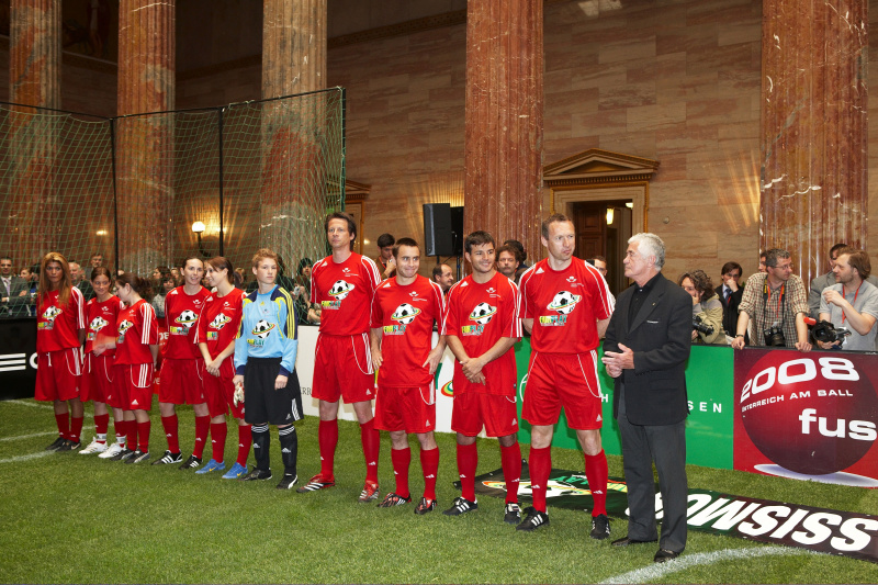 v.li. SpielerInnen, Peter Schöttel, Steffen Hofmann, Sebastian Martinez, Anton Pfeffer, Veranstaltungsteilnehmer.