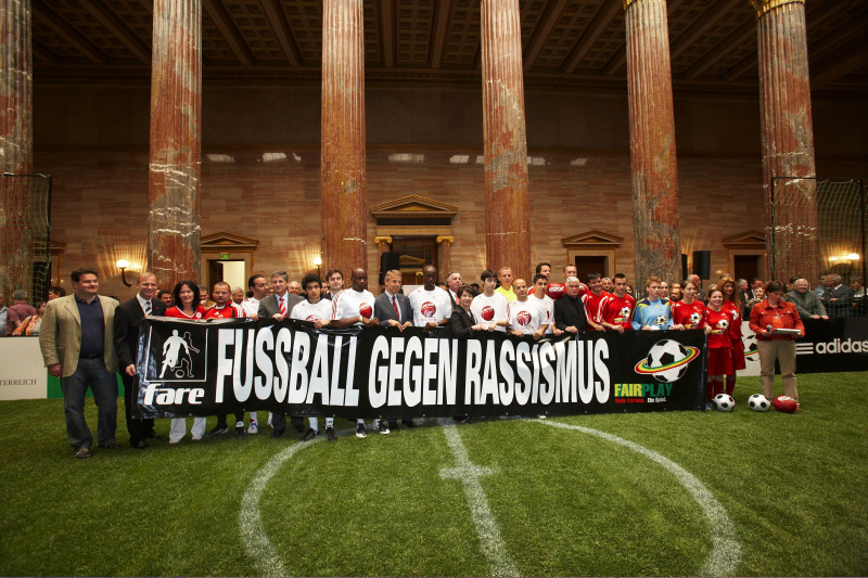 v.li. Veranstaltungsteilnehmer, Heinz Palme, Eva Glawischnig, Veranstaltungsteilnehmer, Michael Spindelegger, Veranstaltungsteilnehmer, Barbara Prammer, Veranstaltungsteilnehmer, Peter Schöttel, Anton Pfeffer, Steffen Hofmann, Sebastian Martinez, Veranstaltungsteilnehmer.