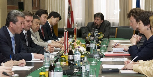v.li. der Parlamentspräsident der kirgisischen Republik samt Delegation, Andreas Pittler, Carl Helfried, Barbara Prammer. 