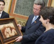 v.li. der Parlamentspräsident der kirgisischen Republik Adachan Madumarov überreicht Barbara Prammer ein Geschenk.