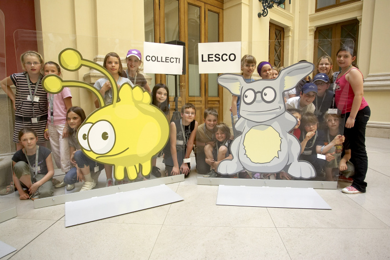 Schüler mit den Maskottchen