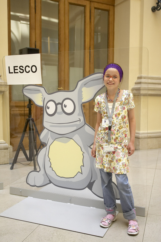 Schüler mit den Maskottchen