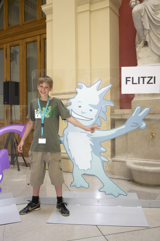 Schüler mit den Maskottchen