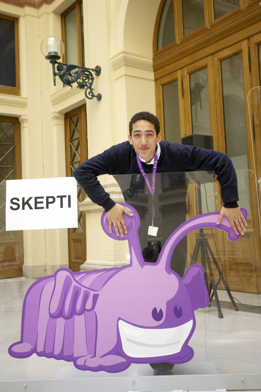 Schüler mit den Maskottchen