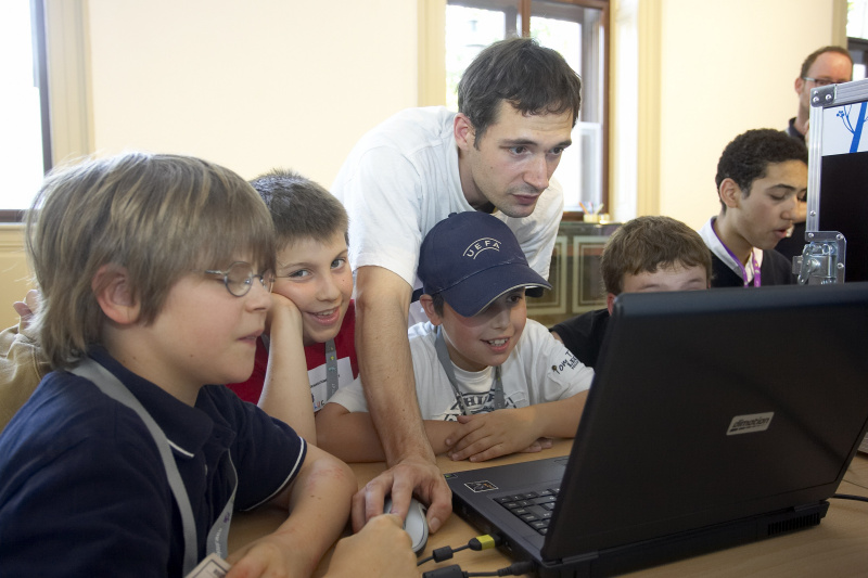 v.li. Schüler, Veranstaltungsteilnehmer, Schüler.