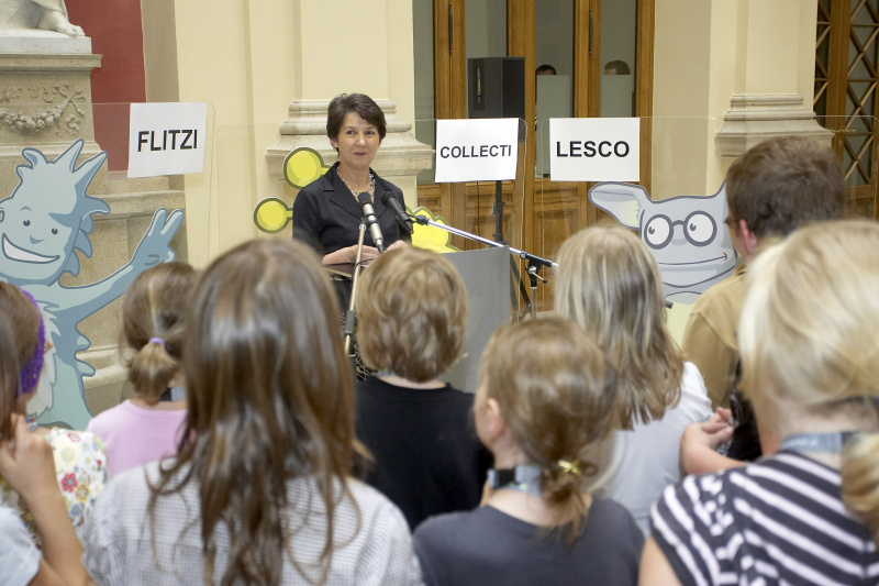 v.li. Schüler, Barbara Prammer, Schüler.
