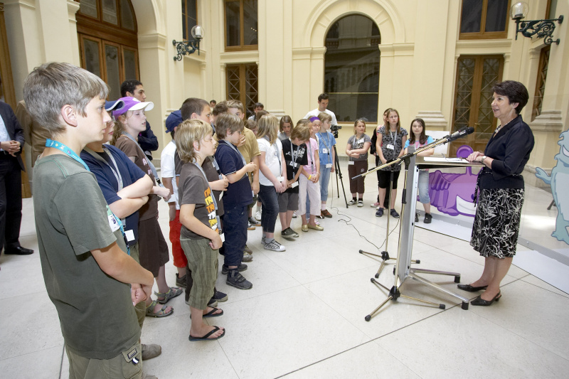 v.li. Schüler, Barbara Prammer.