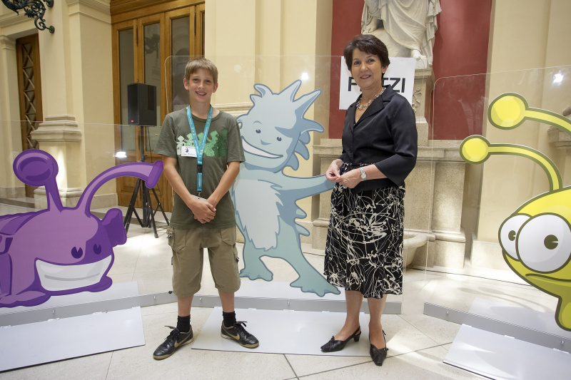 v.li. Schüler, Barbara Prammer.