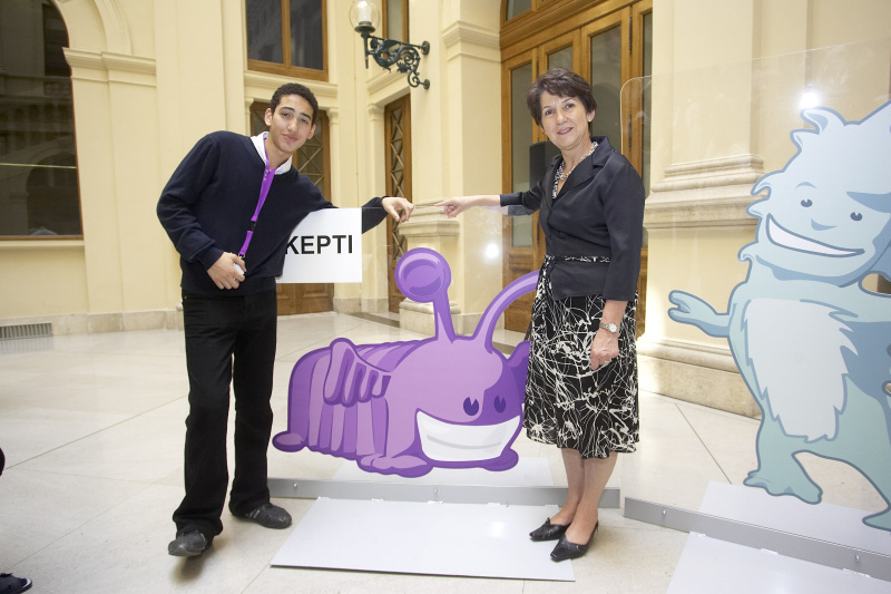 v.li. Schüler, Barbara Prammer.