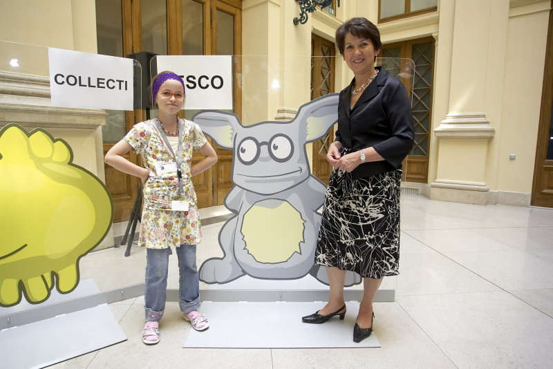 v.li. Schüler, Barbara Prammer.