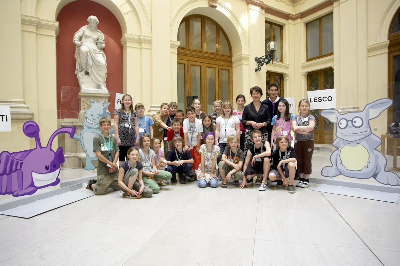 v.li. Schüler, Barbara Prammer, Schüler.