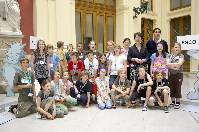 v.li. Schüler, Barbara Prammer, Schüler.