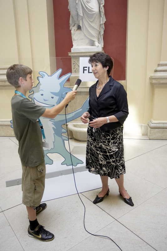 v.li. Schüler, Barbara Prammer.