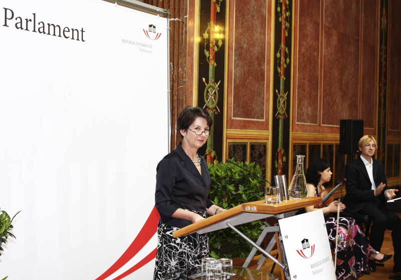 v.li. Barbara Prammer am Rednerpult, die Musiker Valbona Naku und Stefan Zikoudis.