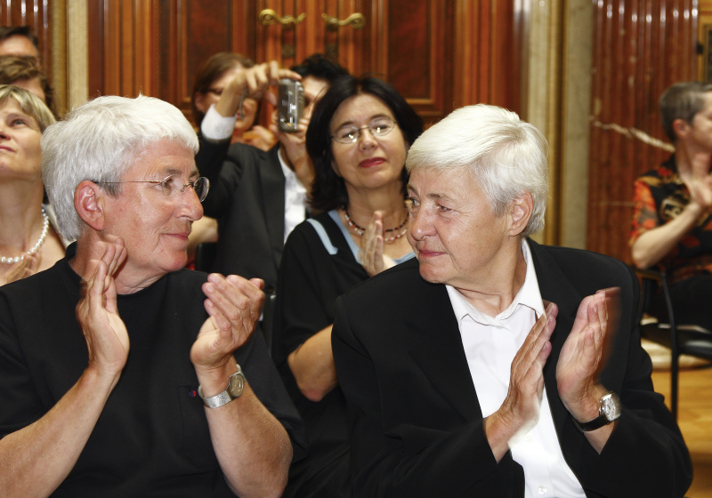 v.li. eine Veranstaltungsteilnehmerin, erste Bundesministerin für Frauen a.D. Johanna Dohnal.