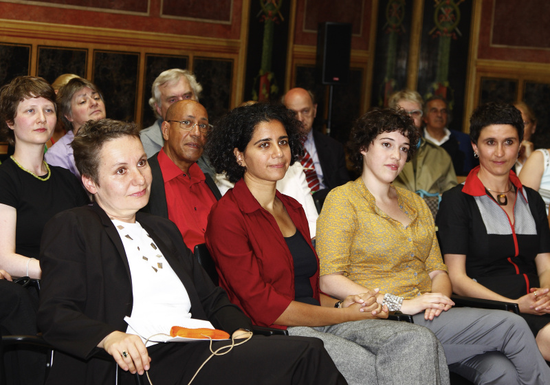 Blick in Richtung Veranstaltungsteilnehmer - v.li. Mitglied der Jury Univ.-Doz.Dr. Maria Mesner, Preisträgerin Faika Anna El-Nagashi, Preisträgerin Maria Hörtner, Preisträgerin Dr. Heidi Niederkofler.