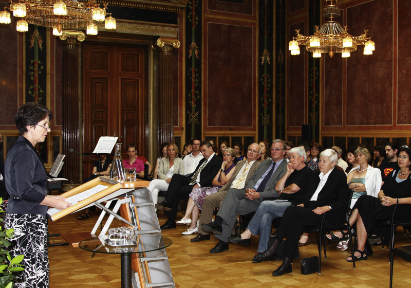 Blick in Richtung Veranstaltungsteilnehmer - Barbara Prammer am Rednerpult, erste Reihe: vierter v.li. Präsident des Arbeiter Samariterbundes Österreich Franz Schnabl, eine Veranstaltungsteilnehmerin, Bürgermeister von Wels Peter Koits, Bundesminister a.D. und Nationalratsabgeordneter a.D. Caspar Einem, eine Veranstaltungsteilnehmerin, erste Bundesministerin für Frauen a.D. Johanna Dohnal.
