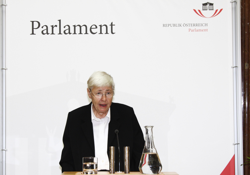 Johanna Dohnal, erste Bundesministerin für Frauen am Rednerpult.