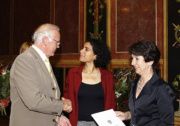 v.li. der Bürgermeister von Wels Peter Koits im Gespräch mit Preisträgerin Faika Anna El-Nagashi und Barbara Prammer.