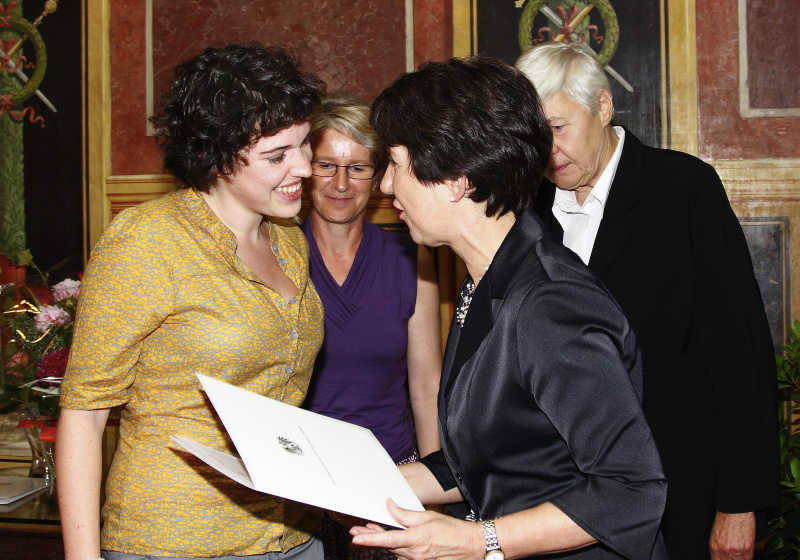 v.li. Preisträgerin Maria Hörtner im Gespräch mit Barbara Prammer, im Hintergrund , Stadträtin Hilde Schaumberger, erste Bundesministerin für Frauen a.D. Johanna Dohnal.