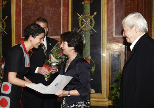 v.li. Preisträgerin Dr. Heidi Niederkofler erhält eine Urkunde überreicht von Barbara Prammer, erste Bundesministerin für Frauen a.D. Johanna Dohnal.