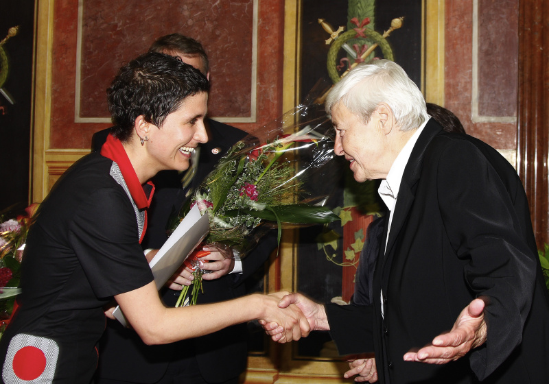 v.li. Preisträgerin Dr. Heidi Niederkofler bedankt sich bei der ersten Bundesministerin für Frauen a.D. Johanna Dohnal.