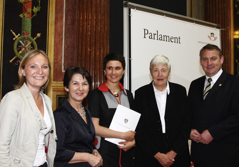 v.li. eine Veranstaltungsteilnehmerin, Preisträgerin Dr. Heidi Niederkofler, Barbara Prammer, erste Bundesministerin für Frauen a.D. Johanna Dohnal, Präsident des Arbeiter Samariterbundes Österreich Franz Schnabl.