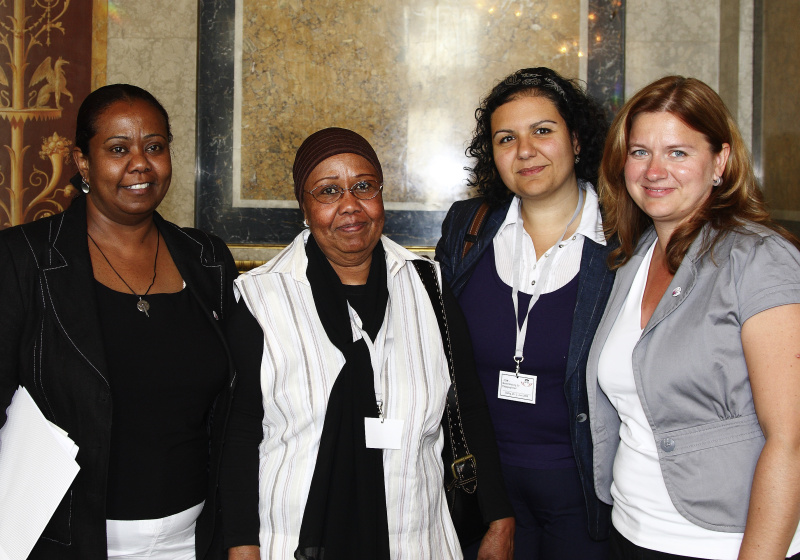 v.li. Umyma El-Jelede von FEM Süd, eine Veranstaltungsteilnehmerin, Nina Schnaubelt von FEM Süd und Hilde Wolf von FEM Süd.