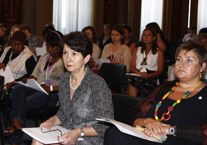 Blick in Richtung Veranstaltungsteilnehmer- v.li. Barbara Prammer, Petra Bayr.