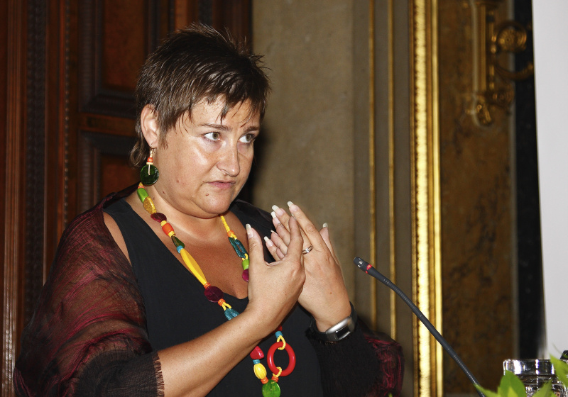 Petra Bayr am Rednerpult.