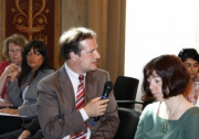 v.li. Kabinettschef im Justizministerium Dr. Albin Dearing am Mikrofon, Leiterin der Frauenabteilung der Stadt Wien Dr. Marion Gebhart.