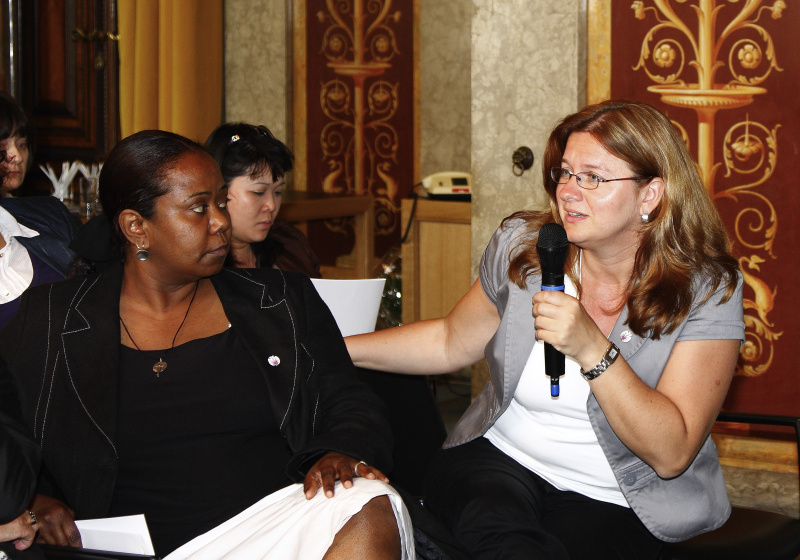 v.li. Umyma El-Jelede con FEM Süd und Hilde Wolf von FEM Süd am Mikrofon.