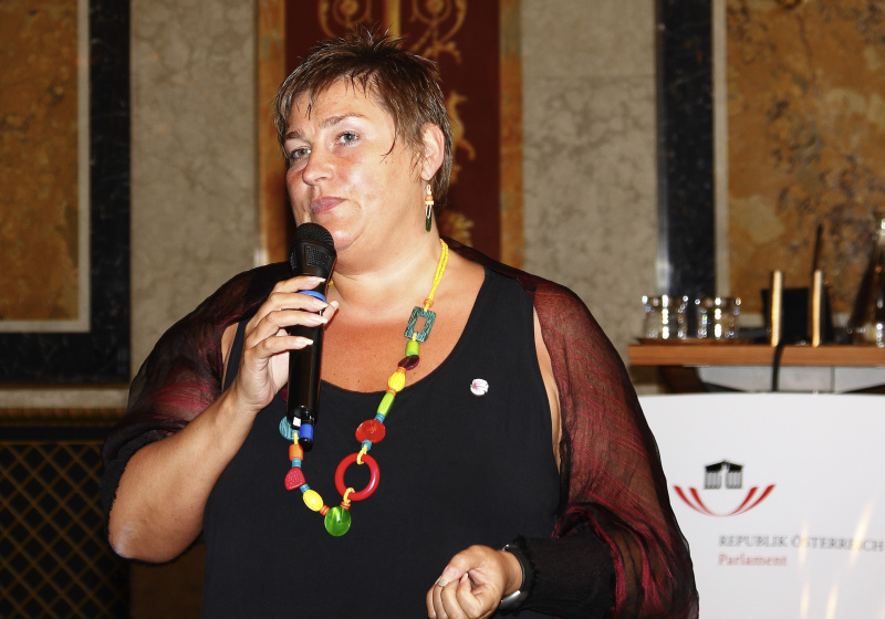 Petra Bayr am Mikrofon.