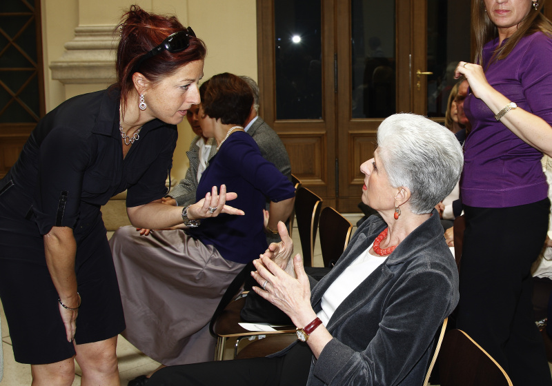 Blick in Richtung Veranstaltungsteilnehmer - v.li. Hannah Lessing im Gespräch mit der langjährigen Lebensgefährtin des verstorbenen Leon Zelman Ruth Marcovici.