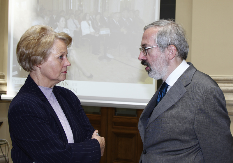 v.li. Historikerin und Autorin Brigitte Hamann im Gespräch Günther Schefbeck.